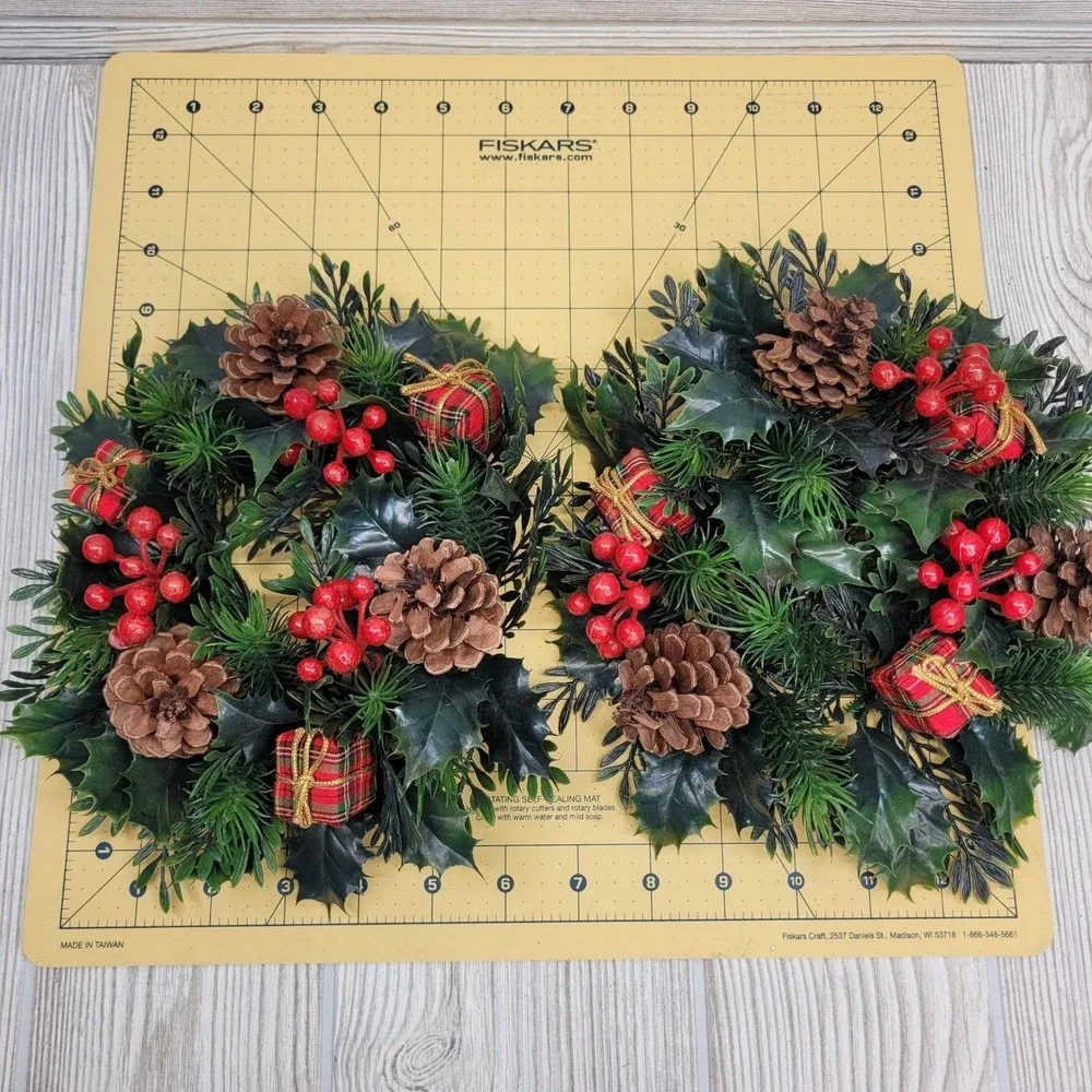 2 Christmas Greenery Wreath Rings Green Red Pinecone Berries Plaid Presents‎ Vtg